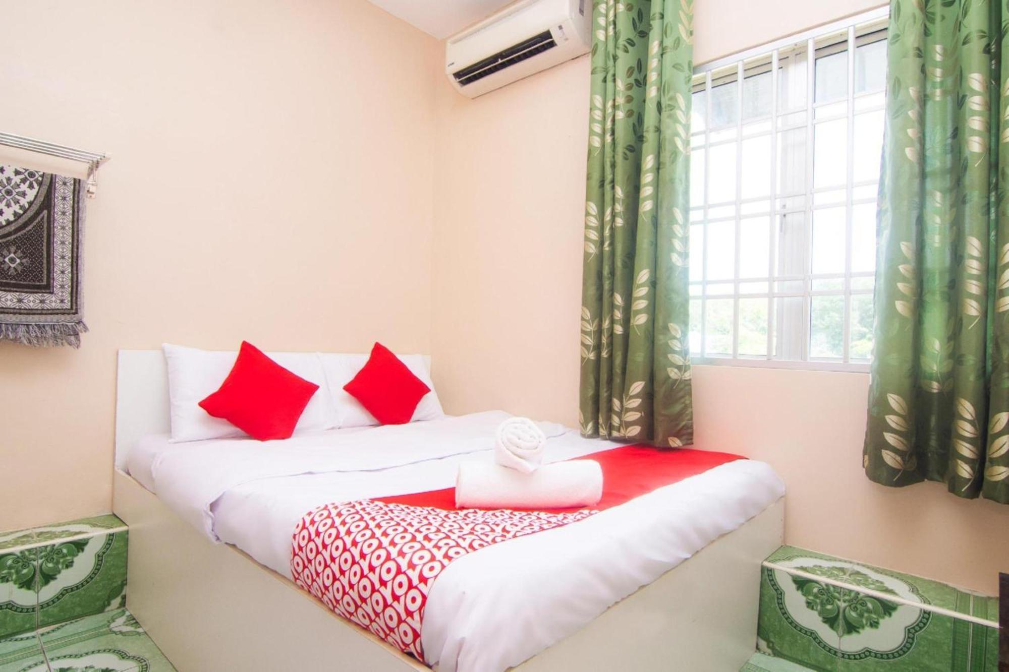 Oyo 1224 Hotel Hajah Rohayah Tanjong Malim Exterior foto